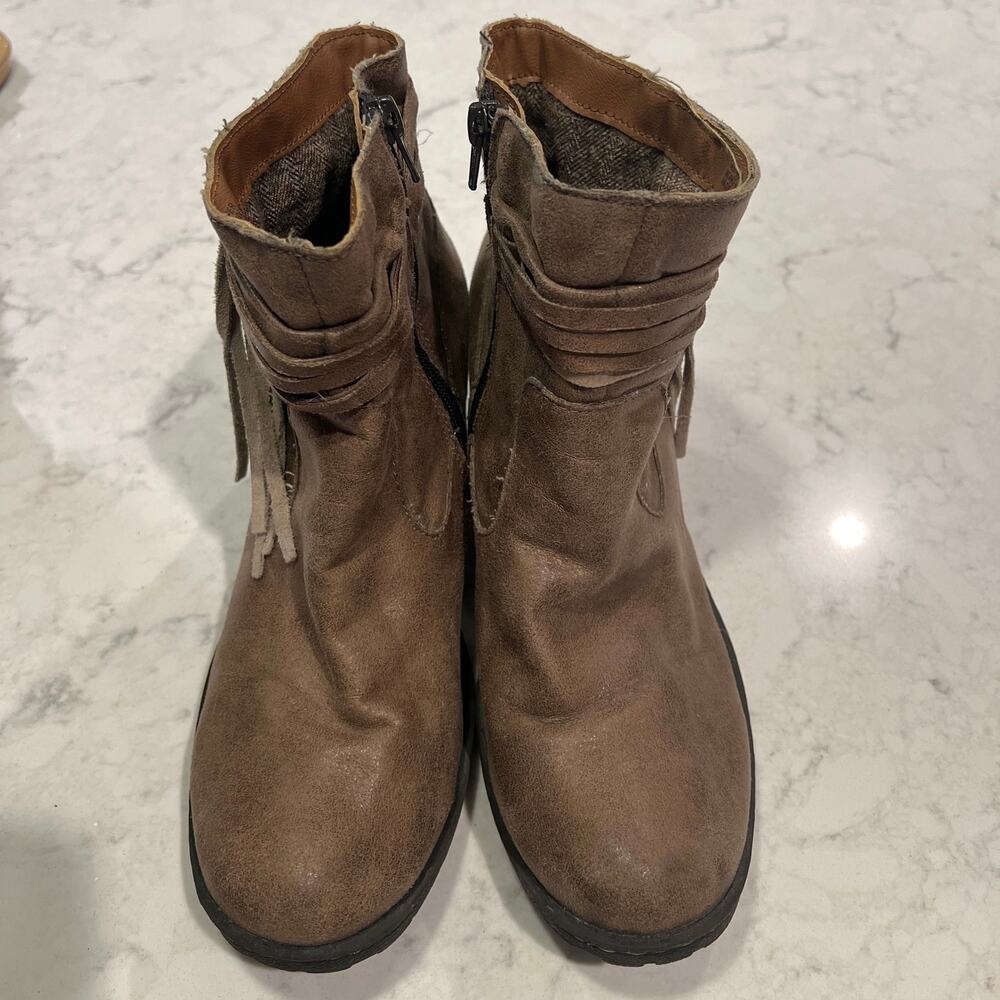 Boc Women’s Side Zip Tassel Chunky Heel Alicudi Taupe Ankle Boot Size 9.5 Z25517